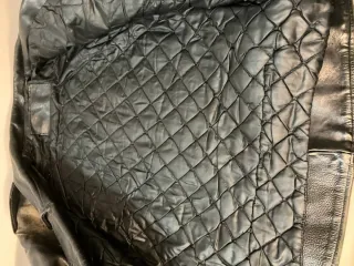 Cazadora de cuero estilo motero