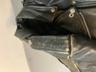 Cazadora de cuero estilo motero