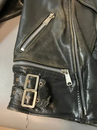 Cazadora de cuero estilo motero