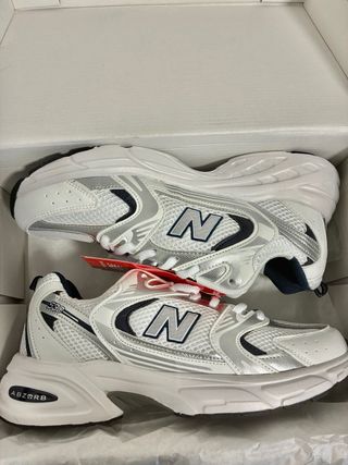 Zapatillas New Balance grises y blancas