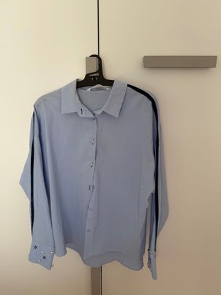 Camisa azul con detalles
