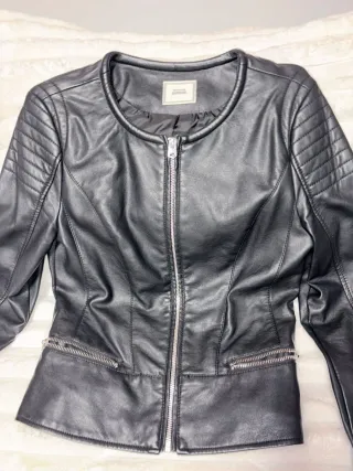 Chaqueta negra efecto piel