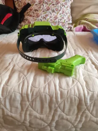 Gafas y pistola alienígena verde