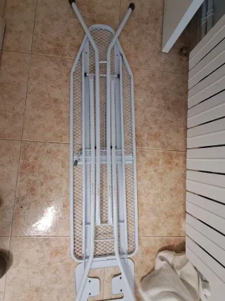 Tabla de planchar blanca plegable