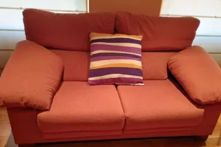 Sofá de tela rojo y multicolor