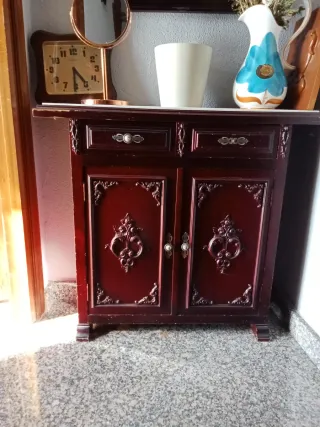 Mueble de madera con tapa de mármol