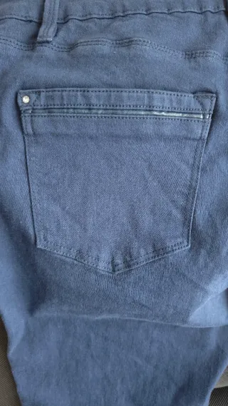 Pantalones azules con raya lateral