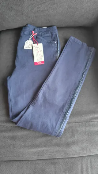 Pantalones azules con raya lateral
