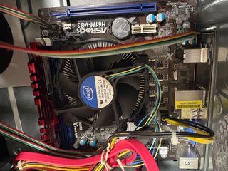 Ordenador de sobremesa negro