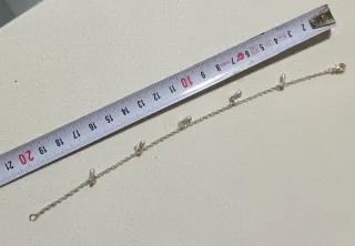 Pulsera plateada con colgantes