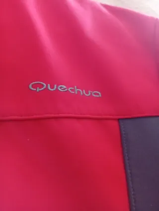 Chaqueta Quechua impermeable roja y gris