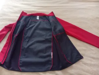 Chaqueta Quechua impermeable roja y gris