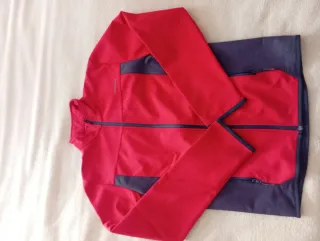 Chaqueta Quechua impermeable roja y gris