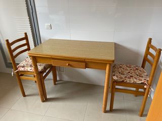 Mesa de cocina con 2 sillas