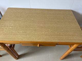 Mesa de cocina con 2 sillas