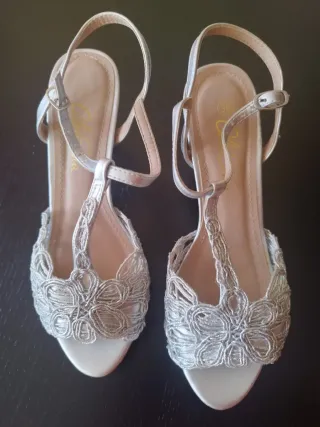Sandalias plateadas. Tacón 7cm. Talla 36