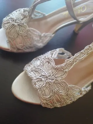 Sandalias plateadas. Tacón 7cm. Talla 36