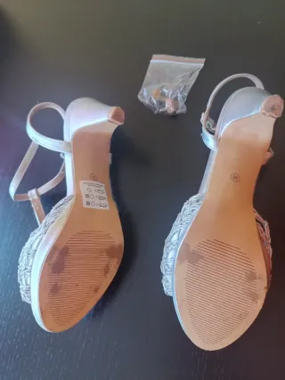 Sandalias plateadas. Tacón 7cm. Talla 36