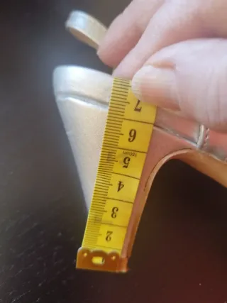 Sandalias plateadas. Tacón 7cm. Talla 36