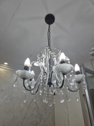 Lámpara de araña de cristal y metal