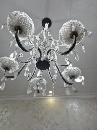 Lámpara de araña de cristal y metal