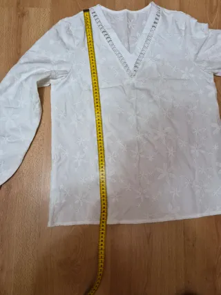 Lote de 2 camisas blancas fondo armario