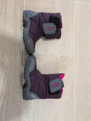 Mono de nieve rosa y botas moradas decathlon