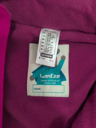 Mono de nieve rosa y botas moradas decathlon