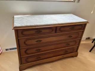 Cómoda clásica de madera y mármol