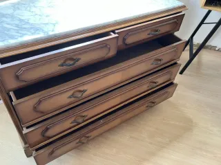 Cómoda clásica de madera y mármol