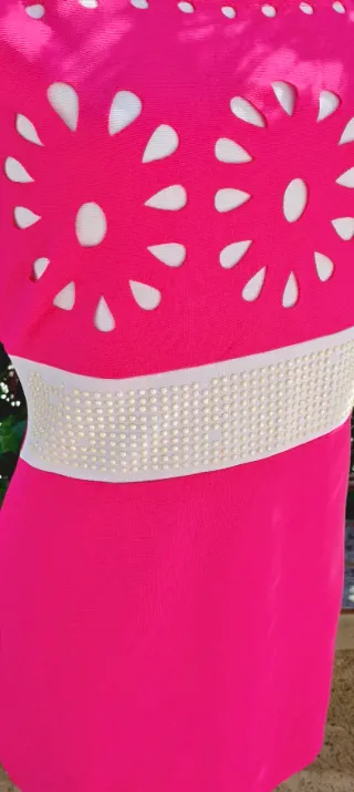 Vestido fucsia con calados y tachuelas