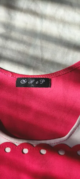 Vestido fucsia con calados y tachuelas