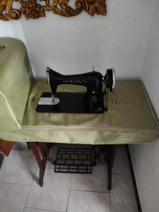 Máquina de coser antigua Alfa