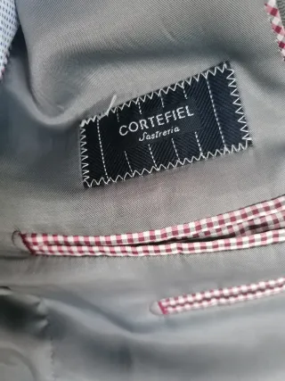 Traje gris clásico para hombre