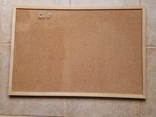 Tablero de corcho con marco de madera