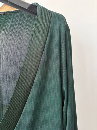 Camiseta larga Zara verde botella.