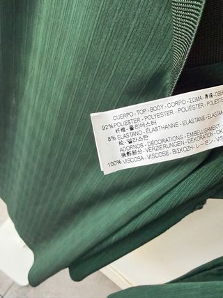 Camiseta larga Zara verde botella.