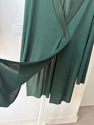 Camiseta larga Zara verde botella.