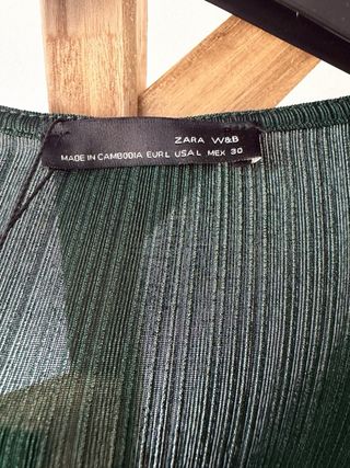 Camiseta larga Zara verde botella.