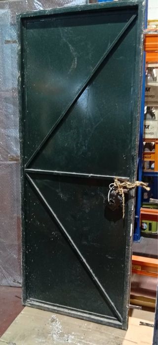 Puerta de hierro reforzada