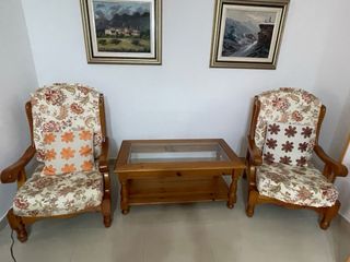 Butaca de madera maciza con tapicería floral