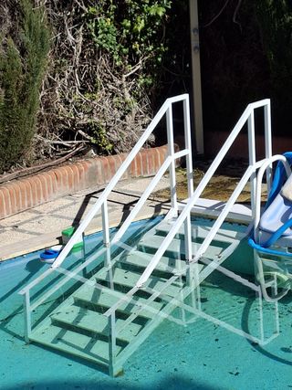 Escalera piscina metal buen estado