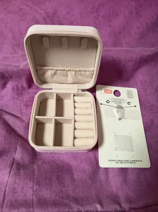 Joyero rosa y collar corazón plateado