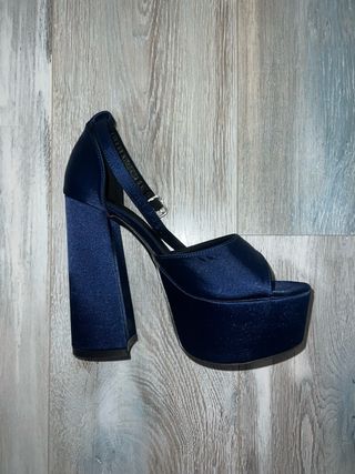 Zapatos de tacón azul marino