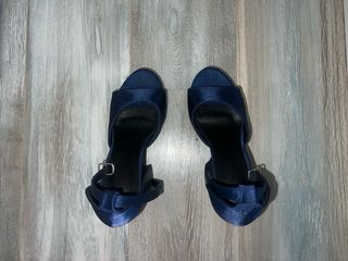 Zapatos de tacón azul marino