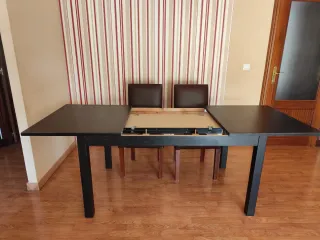 Mesa comedor extensible negra.