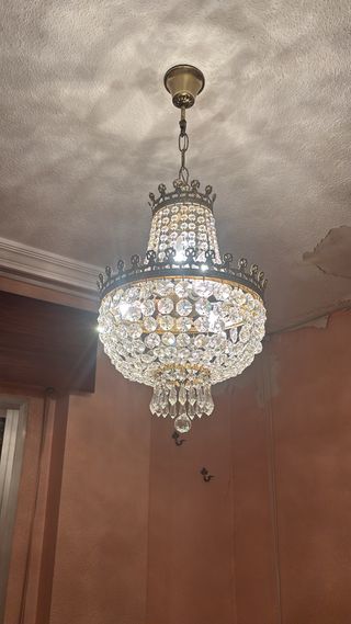 Lámpara de araña de cristal y metal