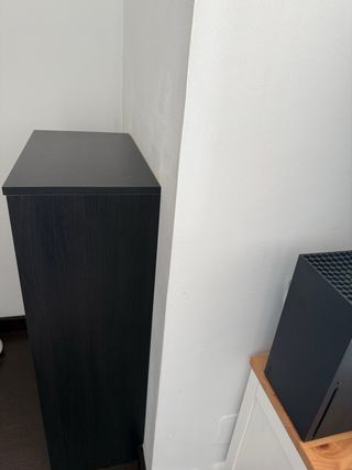 Zapatero negro de madera