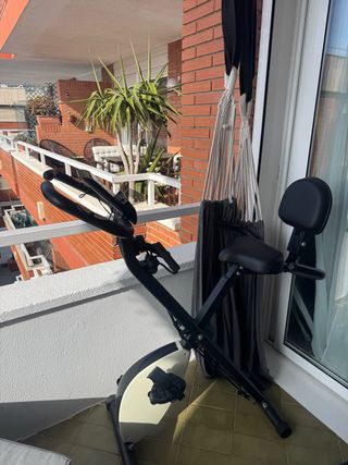 Bicicleta Estática Negra y Blanca