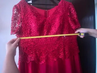 Vestido de fiesta rojo con encaje